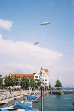Zeppeline &uuml;ber Friedrichshafen